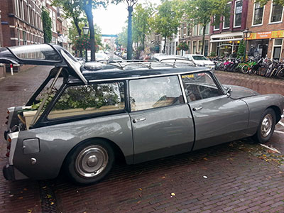 begrafenisondernemer Oegstgeest in klassieke auto